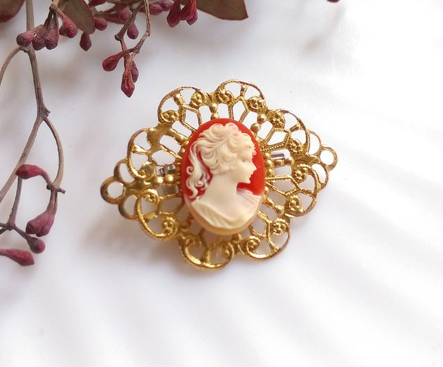 Old lady online brooch