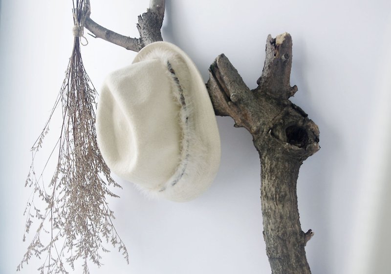 4.5studio-米白羽毛純羊毛紳士帽 - 帽子 - 羊毛 白色