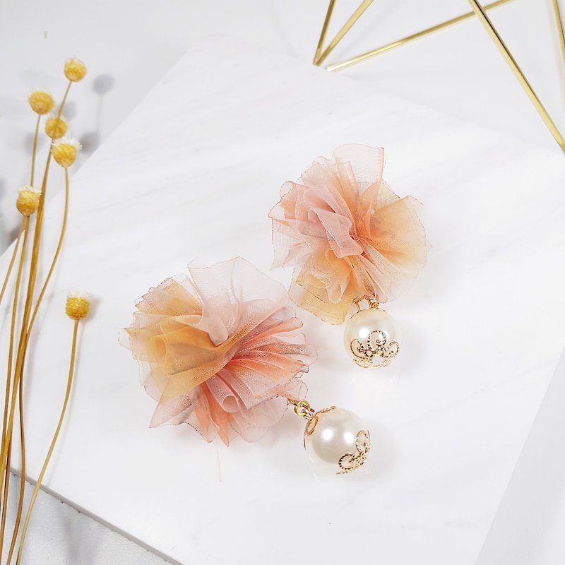 Daqian design Japanese and Korean temperament pearl orange gold yarn ribbon flower ball earrings lover Xie Shiyan - ต่างหู - ผ้าฝ้าย/ผ้าลินิน สีทอง