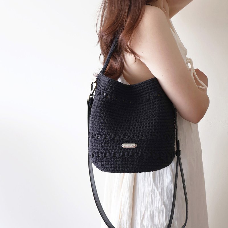 Micro empty classic two-way bucket bag - black lined magnetic buckle shoulder bag crossbody bag - กระเป๋าแมสเซนเจอร์ - ผ้าฝ้าย/ผ้าลินิน สีดำ