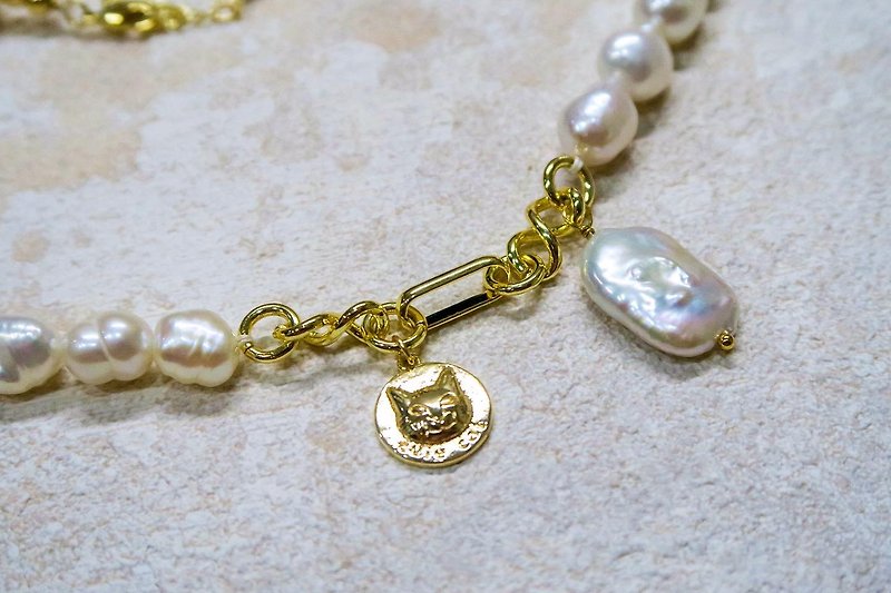 Golden Cat & Baroque Rectangular Rainbow Pearl Necklace - Not For Essential Oils - สร้อยคอ - ไข่มุก ขาว