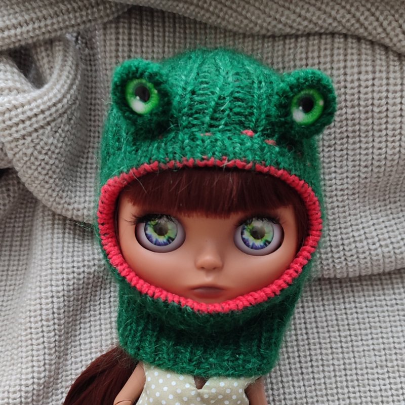 Blythe hat frog. Blythe knitted balaclava frog. Hat for Blythe dolls. - ตุ๊กตา - งานปัก สีเขียว