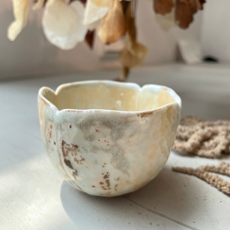 雲泥 | 陶瓷 | 柴燒白瓷個人花瓣茶杯 - 茶壺/茶杯/茶具 - 陶 橘色