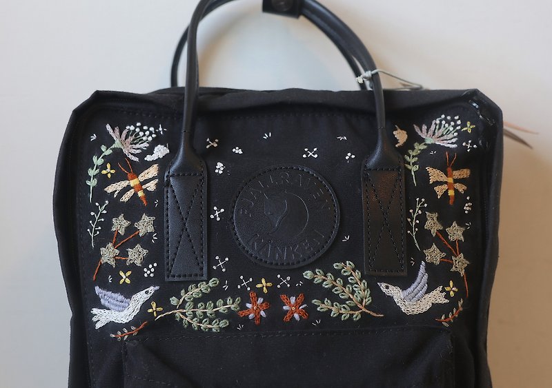 Joy Embroidered Kanken All Black Leather Handle - กระเป๋าเป้สะพายหลัง - ผ้าฝ้าย/ผ้าลินิน สีดำ