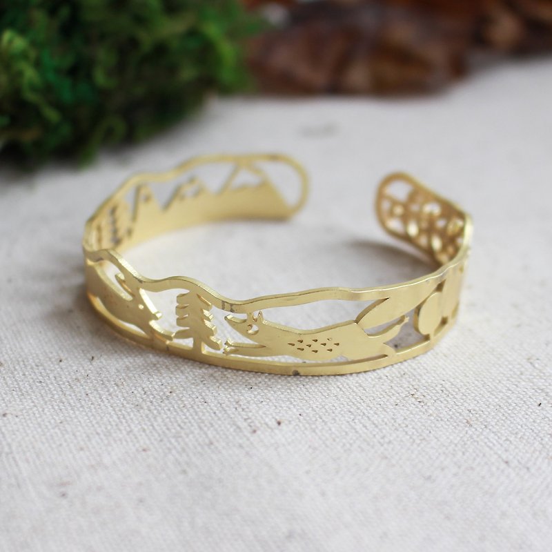 Fox and rabbit hammered handmade brass bracelet I Story_Love in the woods - Bracelets - Copper & Brass Gold