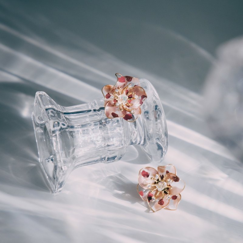 【珊瑚海-炫彩粉】貼耳式耳環 | 水晶花飾品 | 新娘飾品 - 耳環/耳夾/耳骨夾 - 樹脂 多色