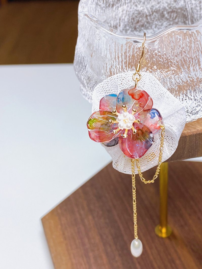 Floral Harmony Journey - Earrings & Clip-ons - Resin Gold