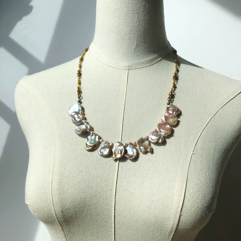 <イエロー>真珠のネックレス不規則なシート
