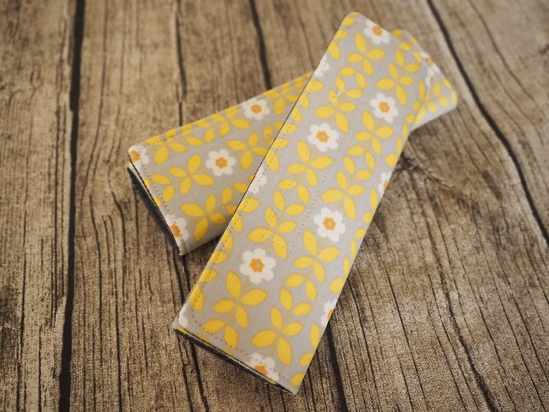Handmade baby/ kid reversible strap cover gift set yellow floral pattern - ผ้ากันเปื้อน - ผ้าฝ้าย/ผ้าลินิน สีเหลือง