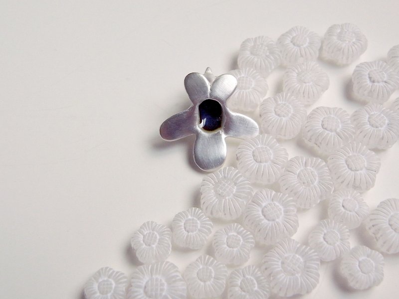 Tiny flower pendant--Sterling Silver--Silver tiny flower pendant necklace--Enamel Sterling Silver Necklace-blue - สร้อยคอ - โลหะ สีเทา