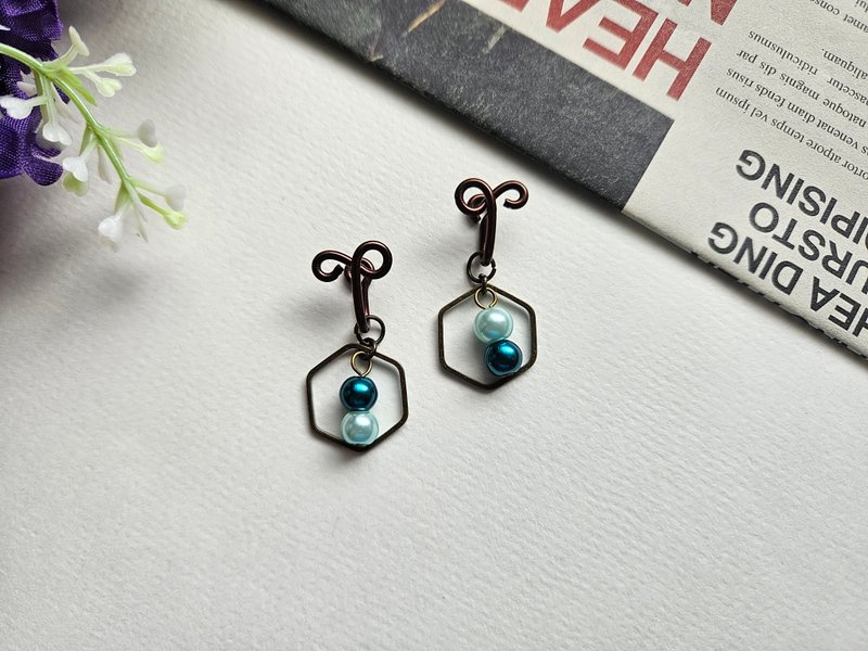 [Naughty Frame] Blue ~ Painless Clip-On, clip-on earrings, ear hooks, asymmetrical - ต่างหู - วัสดุอื่นๆ สีน้ำเงิน