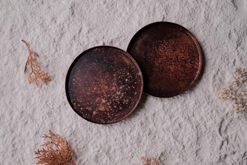 墨の染み込む丸皿13 - 置物 - 銅・真鍮 レッド