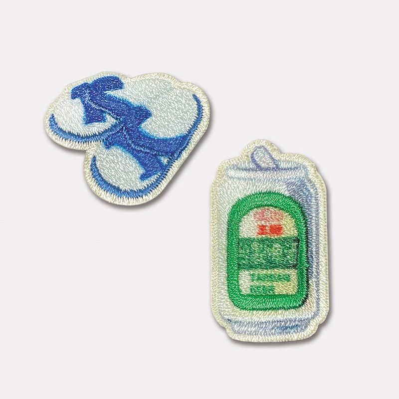 Blue and white mop and beer dual-use embroidered cloth patch/Taiwan souvenir/Taiwanese specialty gift - เข็มกลัด/พิน - งานปัก หลากหลายสี