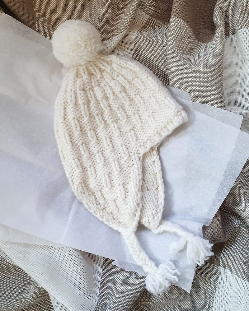 Chunky knit ear flap hat with pompon, Onesize hat with a cords digital pattern