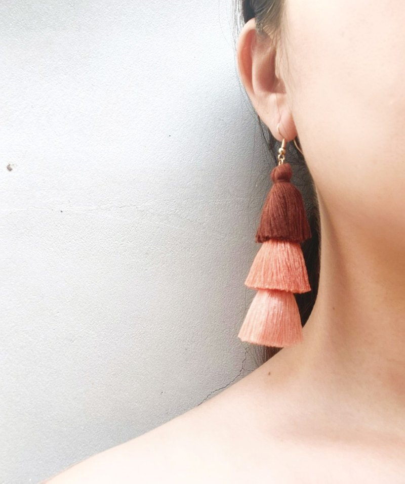 Hand-knitted 3-section cotton thread tassel earring design jewelry temperament dangling earrings 925 Silver Silver - ต่างหู - ผ้าฝ้าย/ผ้าลินิน 