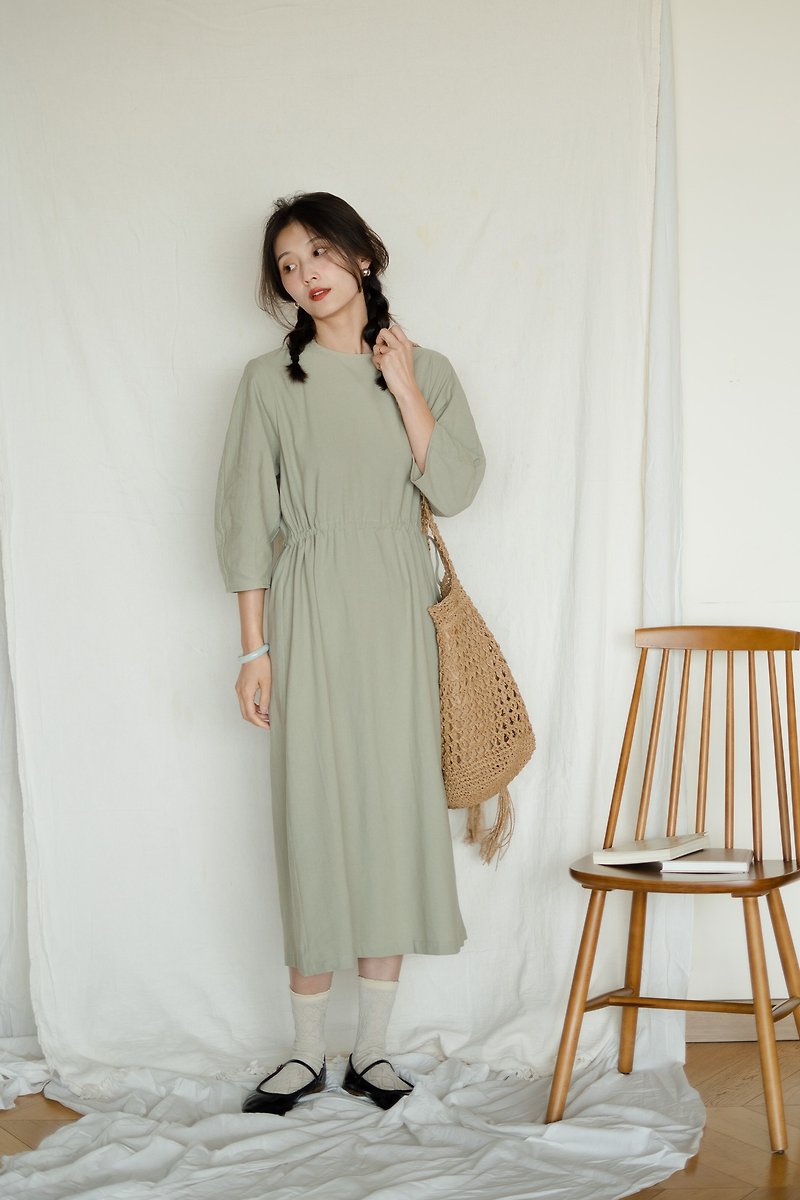 Mauve Studio Japanese mung bean color cotton drawstring waist slimming mid-sleeved dress summer - ชุดเดรส - ผ้าฝ้าย/ผ้าลินิน 