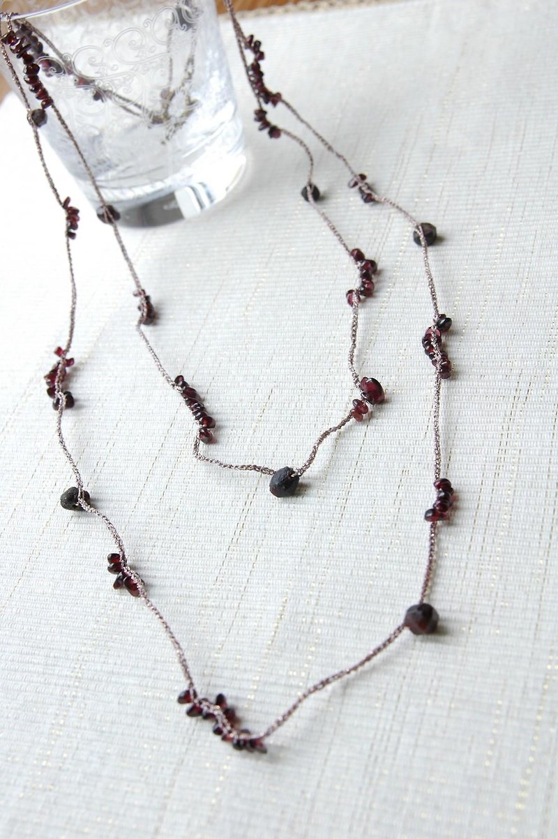 Crochet necklace of garnet - สร้อยคอ - เครื่องเพชรพลอย สีแดง