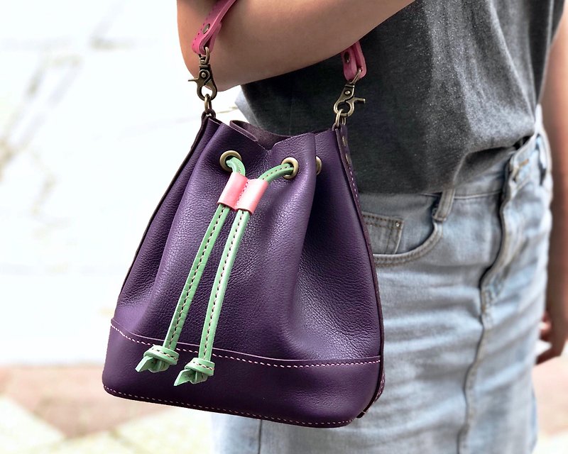 The rope bag is well sewn leather material bag handbag leather bag rope bag lettering couple vegetable tanned leather - กระเป๋าถือ - หนังแท้ สีม่วง