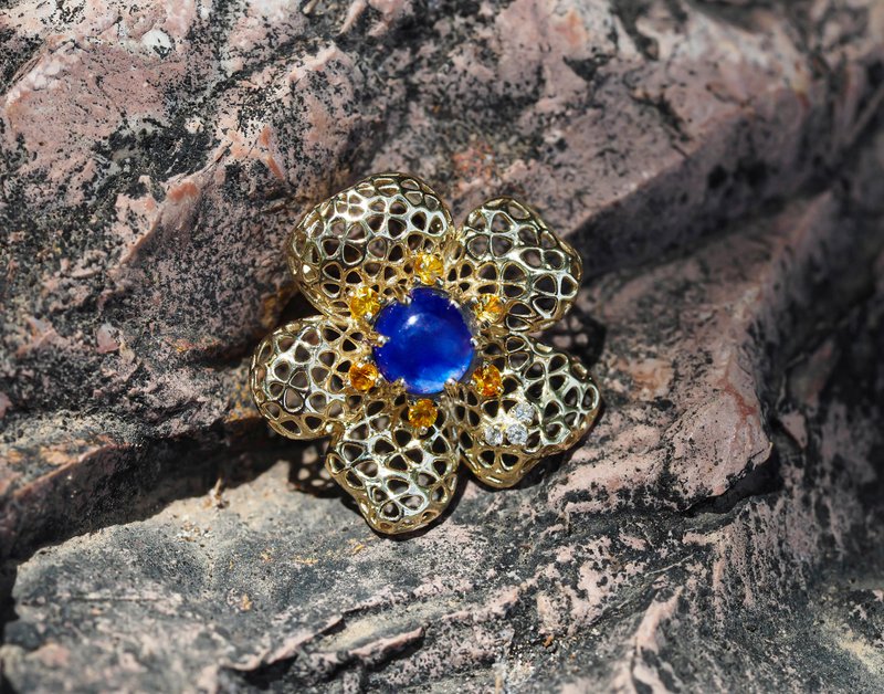 Flower design gold pendant with sapphire cabochon, yellow sapphires, and diamond - สร้อยคอ - เครื่องประดับ สีทอง