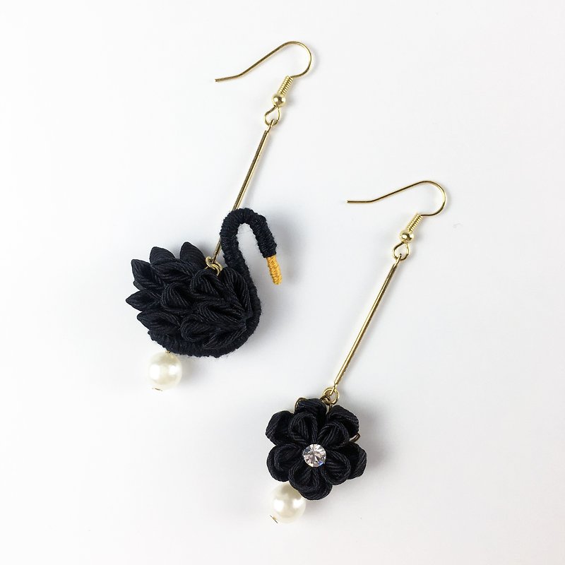 Kaika Ato / Camellia Black Swan + Swarovski Earrings / つまみ Handmade Earrings - ต่างหู - วัสดุอื่นๆ สีดำ