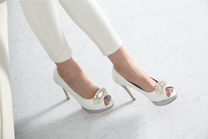 Open toe platform classic wedding shoes with detachable corsage - รองเท้าส้นสูง - ไนลอน 