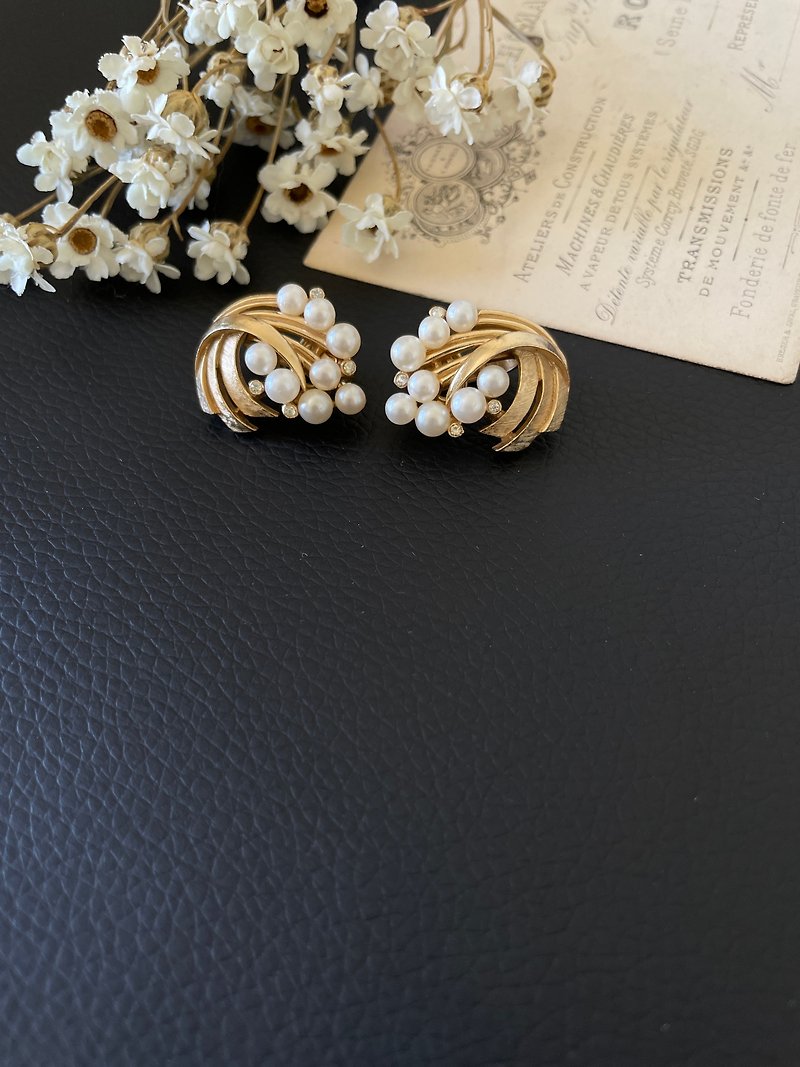 Old and Good Antique Jewelry Crown Trifari Gold Brushed Gold Pearl Leaf Clip Earrings C684 - ต่างหู - โลหะ สีทอง