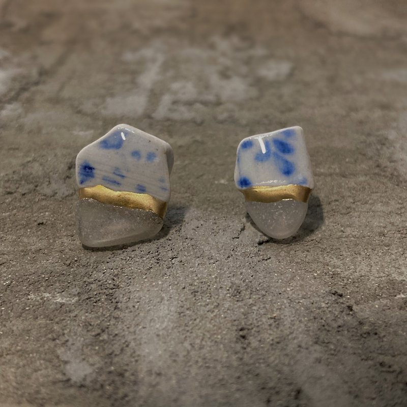 海玻璃&海陶器的金繼耳針/ 耳夾【FUJI】白色 x 藍色 - 耳環/耳夾 - 不鏽鋼 藍色