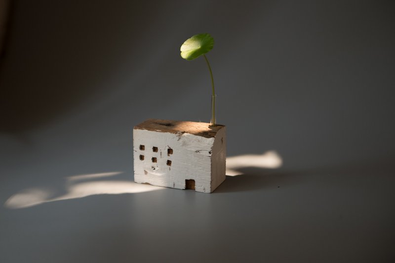 Tiny Wooden House Flower Vase : บ้านไม้แจกันจิ๋ว - ของวางตกแต่ง - ไม้ สีนำ้ตาล