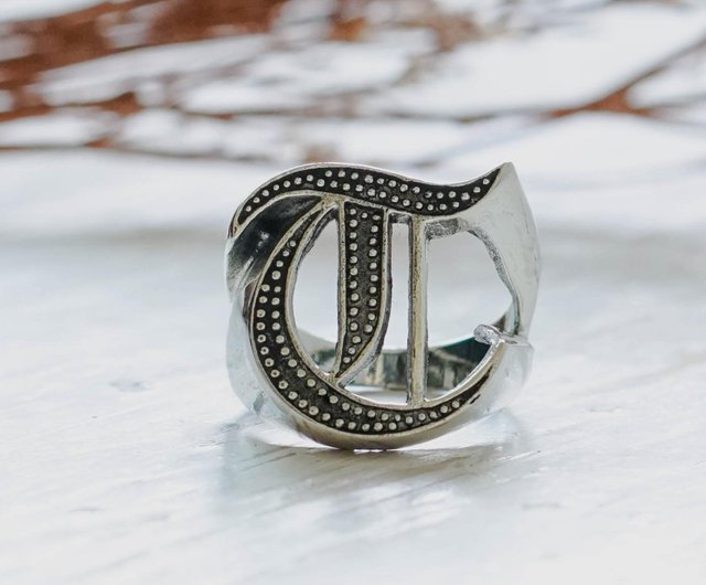 Gothic Letters Silver / T