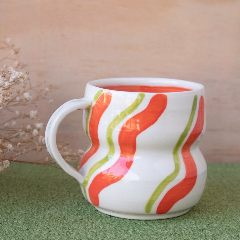 Twisted red and green ribbon mug - แก้วมัค/แก้วกาแฟ - ดินเผา หลากหลายสี