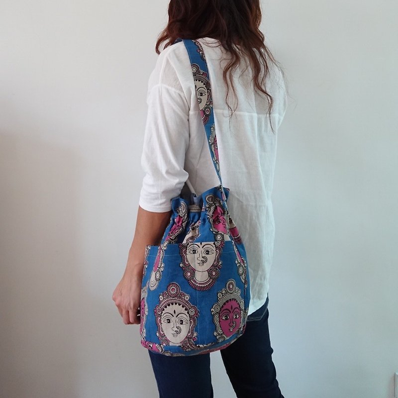 Round based handbag- blue buddha face - กระเป๋าแมสเซนเจอร์ - ผ้าฝ้าย/ผ้าลินิน สีน้ำเงิน