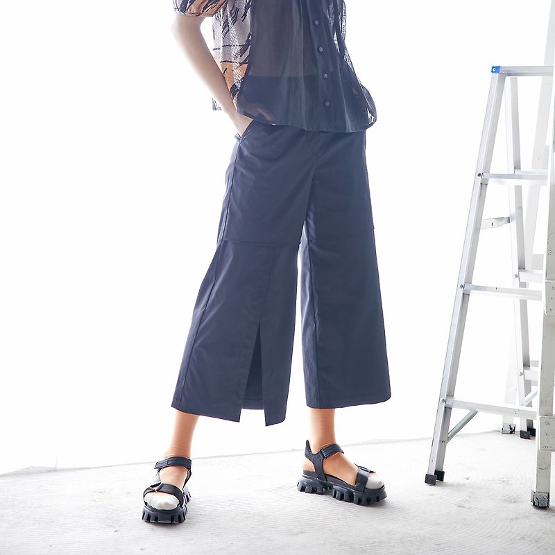 Double-layer cropped wide trousers with one-sided slits