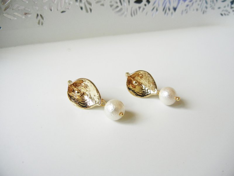 *Coucoubird*Calla Lily Pearl Earring