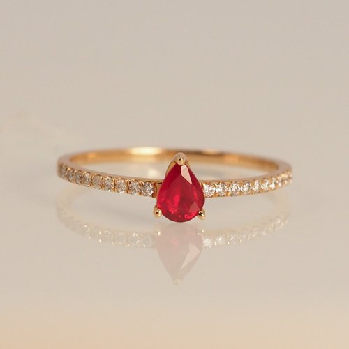 IRIZA Jewellery 18K金紅寶石梨形鑽石戒指 Ruby Pear Diamond Band Ring
