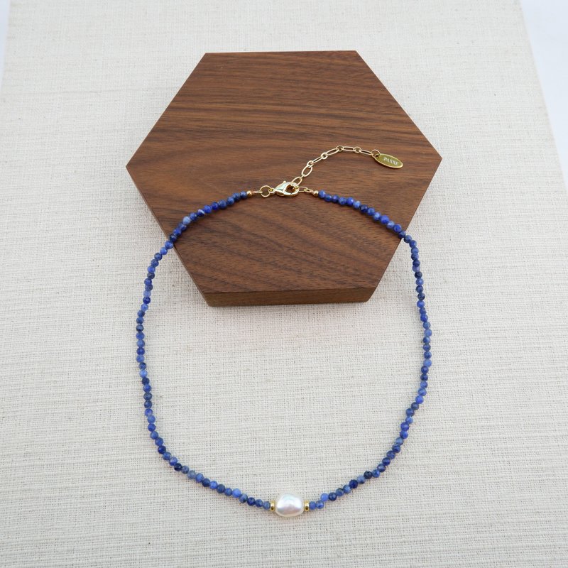 Freshwater Pearl and Sodalite stone short necklace - Necklaces - Stone Blue