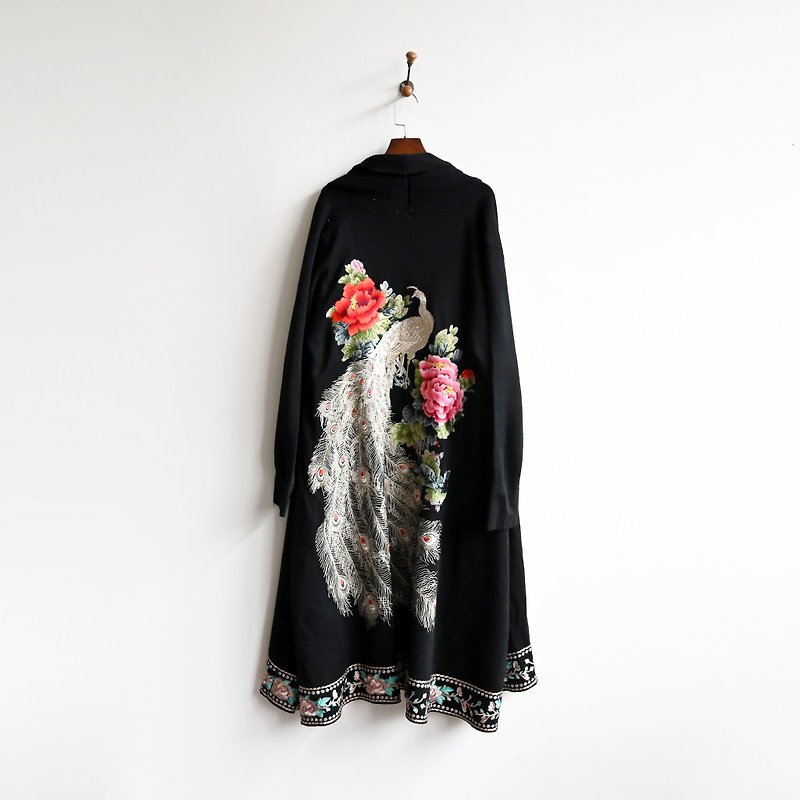 [Egg Plant Vintage] Silver Peacock Seiko Embroidered Knitted Vintage Blouse - Women's Sweaters - Other Man-Made Fibers Black
