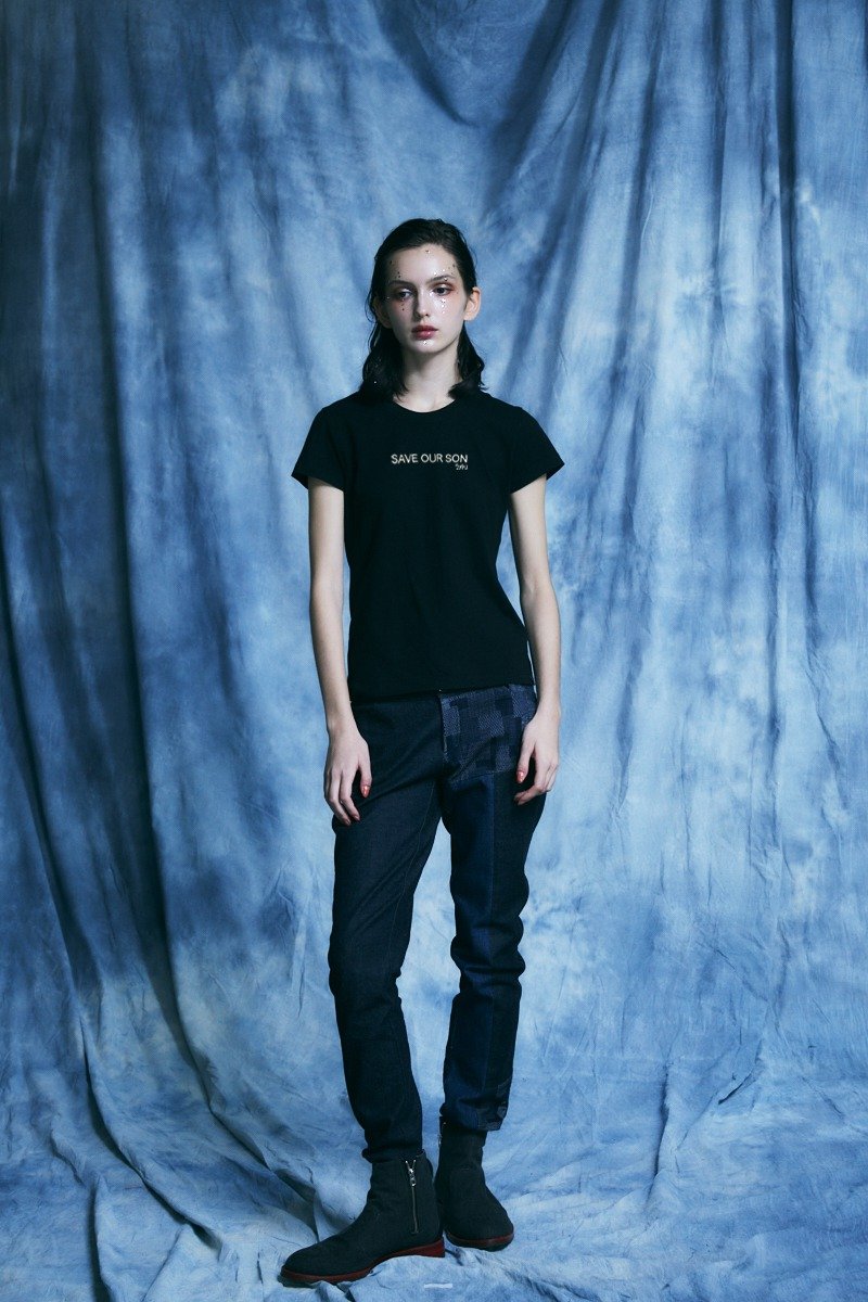 2023文博會【Story Wear】手工刺繡圓領T- Save our son - 女 T 恤 - 棉．麻 
