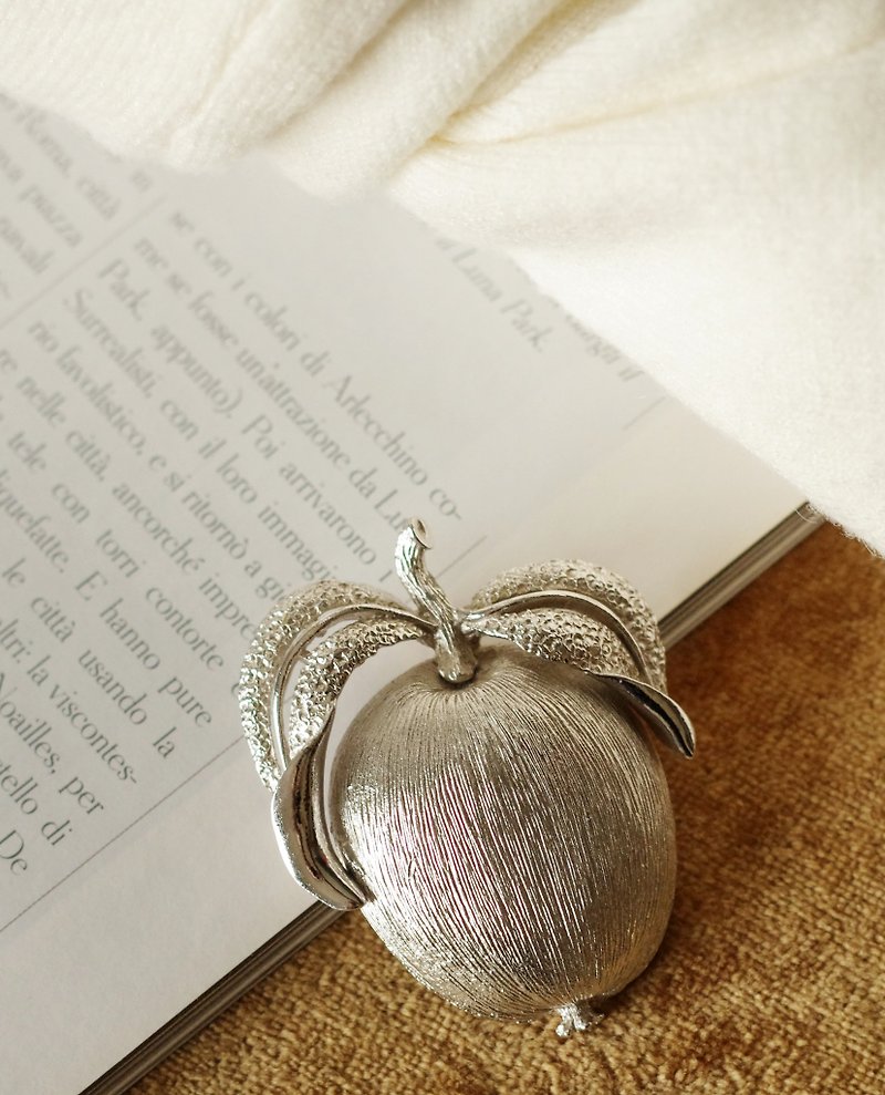 Vintage silver tone Adam's Delight apple pendant Sarah Coventry  brooch pin - เข็มกลัด - โลหะ สีเงิน