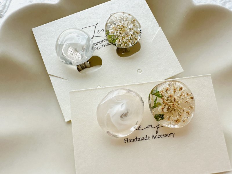 [New work] Micro hand-painted flower earrings - white - Earrings & Clip-ons - Resin White