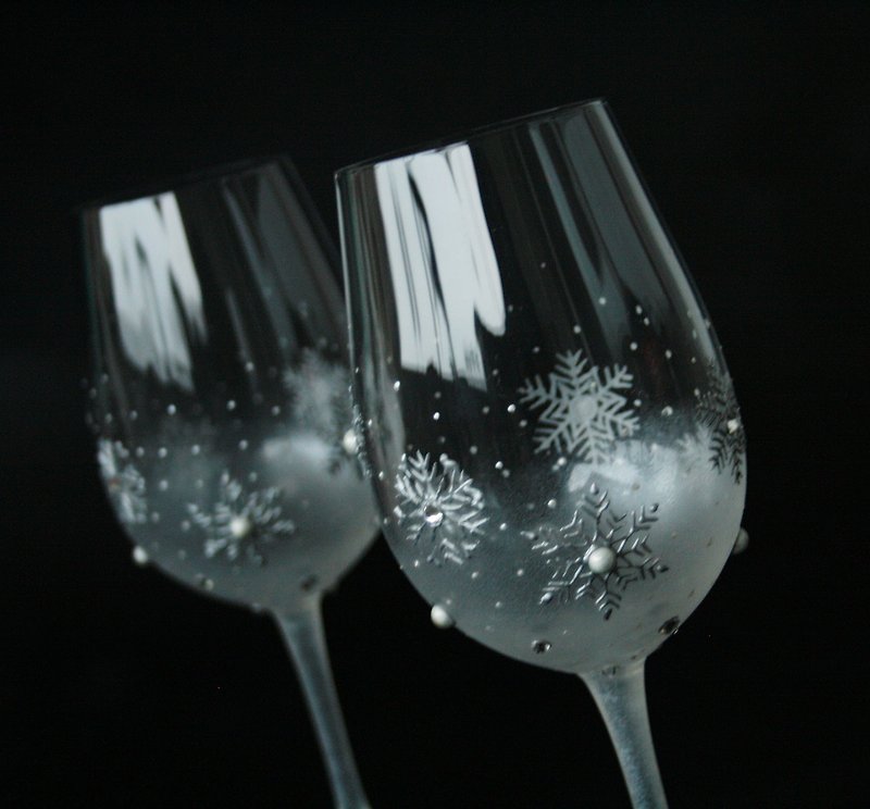 Snowflakes Wine Glasses Wedding Anniversary Gift New Year, Hand Painted Set of 2 - แก้วไวน์ - แก้ว สีเงิน
