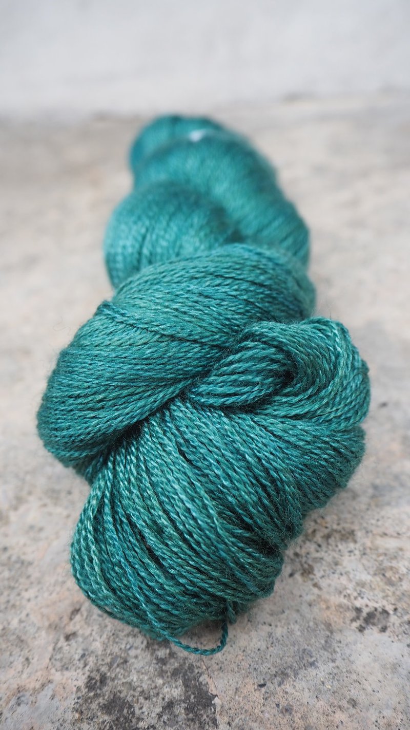 手染蕾絲線。青草 (55 BFL/45 Silk) - 編織/刺繡/羊毛氈/縫紉 - 絲．絹 綠色