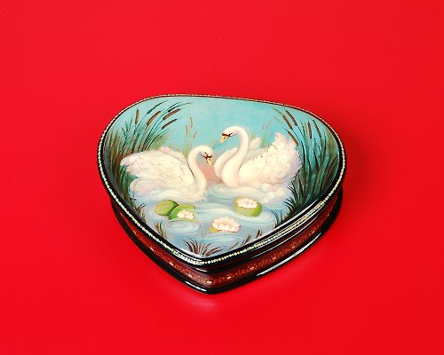 WhiteNight Swans heart-shaped lacquer box wedding gift