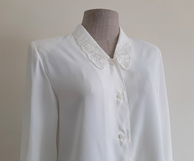 Vintage good off white Lace Collar