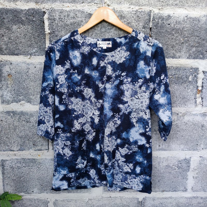 Apricot Talking Indigo Discharge Rose Print Button up shirt - 女上衣/長袖上衣 - 棉．麻 藍色