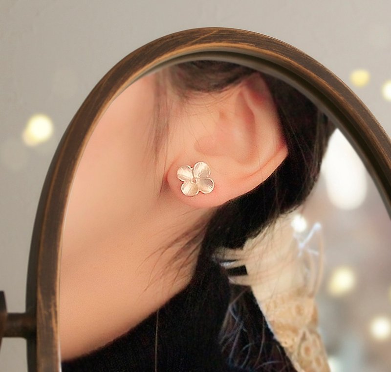 delicate gold flower earrings,14kgf,pierce,christmas gift,wedding,party - ต่างหู - โลหะ สีทอง