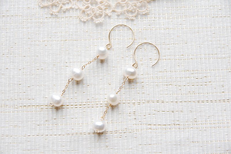 Semi-round white pearl swaying earrings 14kgf - Earrings & Clip-ons - Pearl White