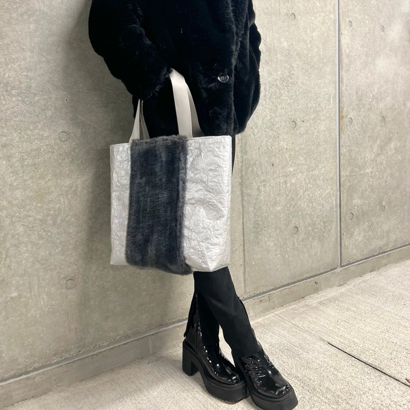 [From Tokyo] Italian eco-fur / grayish navy special material ecological tote bag silver / M - กระเป๋าถือ - วัสดุกันนำ้ สีเงิน