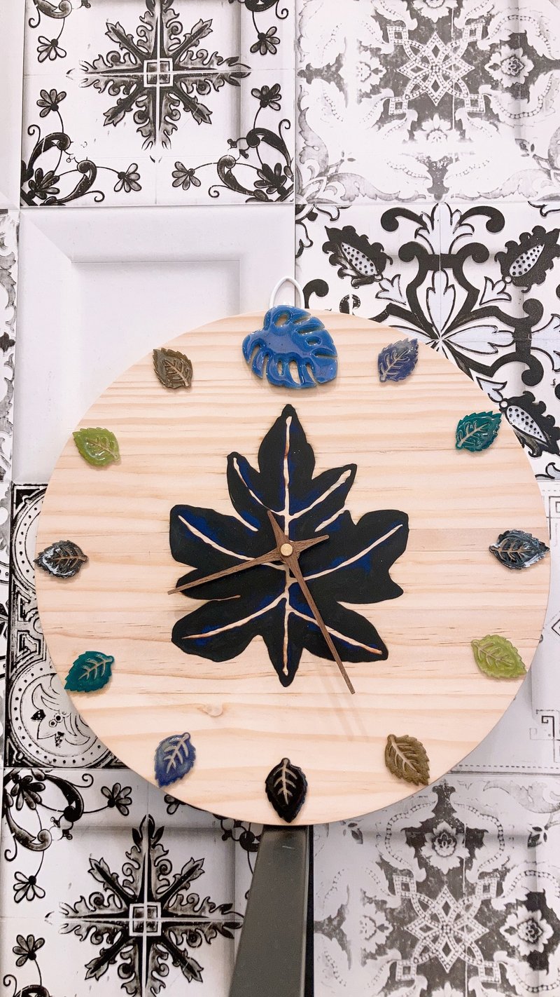 Pine and papaya leaf carved clock - นาฬิกา - ไม้ สีกากี