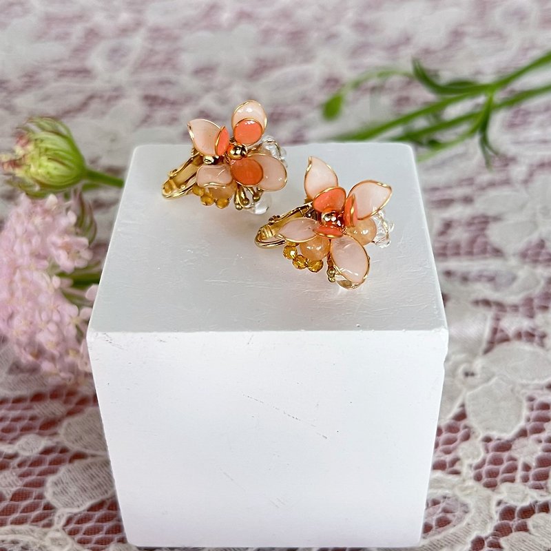 Earrings Butterfly Dance - Orange UV Resin Earrings Handmade Jewelry - ต่างหู - เรซิน สีส้ม
