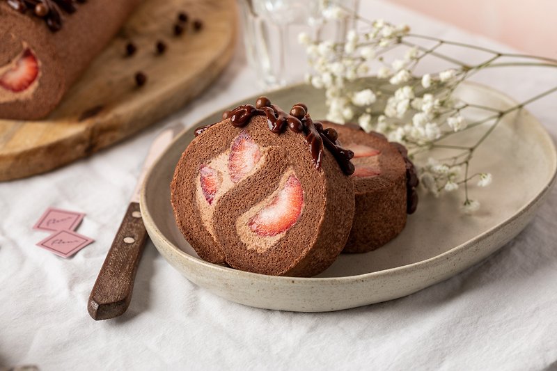 Strawberry Cocoa Chiffon Roll-Valentine's Day Gift - เค้กและของหวาน - อาหารสด 